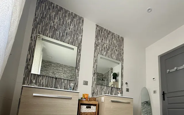 Bandes de mosaïque murale derrière deux vasques, posées par nos équipes à Pompaire