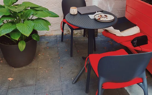 Terrasse en dalles de grès gris, table et chaises