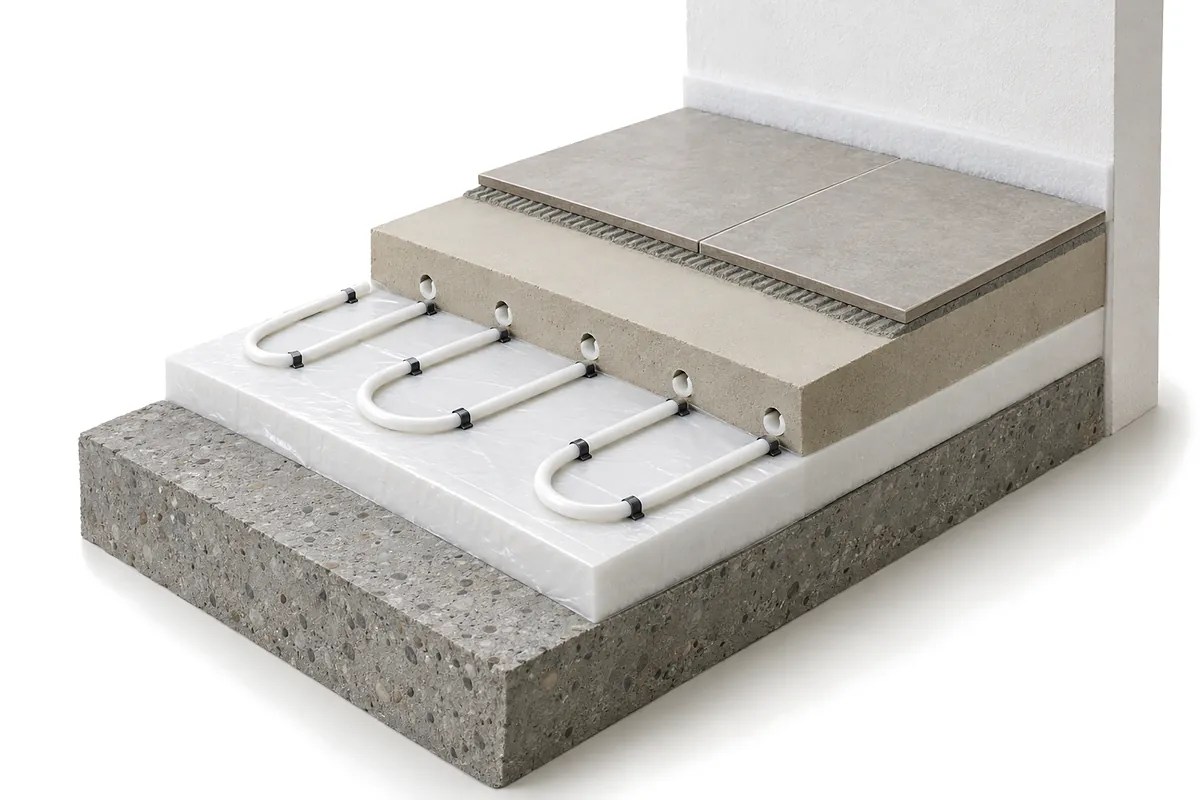 Vue en coupe d'un sol de maison neuve : dalle béton, isolant sous film, bande le long du mur, tubes du plancher chauffant noyés dans la chape fluide, carrelage collé dessus (image de synthèse)