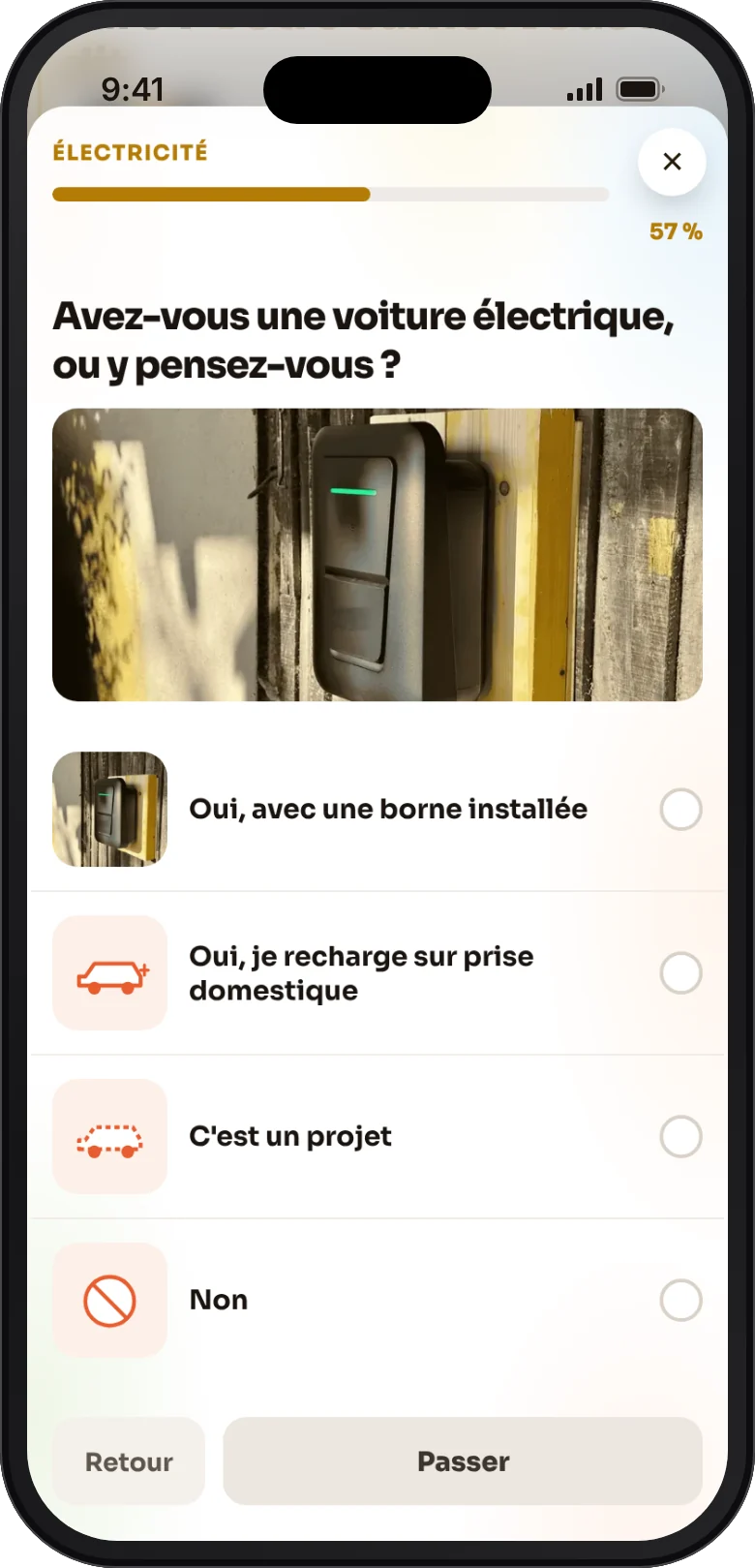 Le carnet de rénovation ROY HABITAT sur un téléphone, dans le domaine électricité : « Avez-vous une voiture électrique, ou y pensez-vous ? »