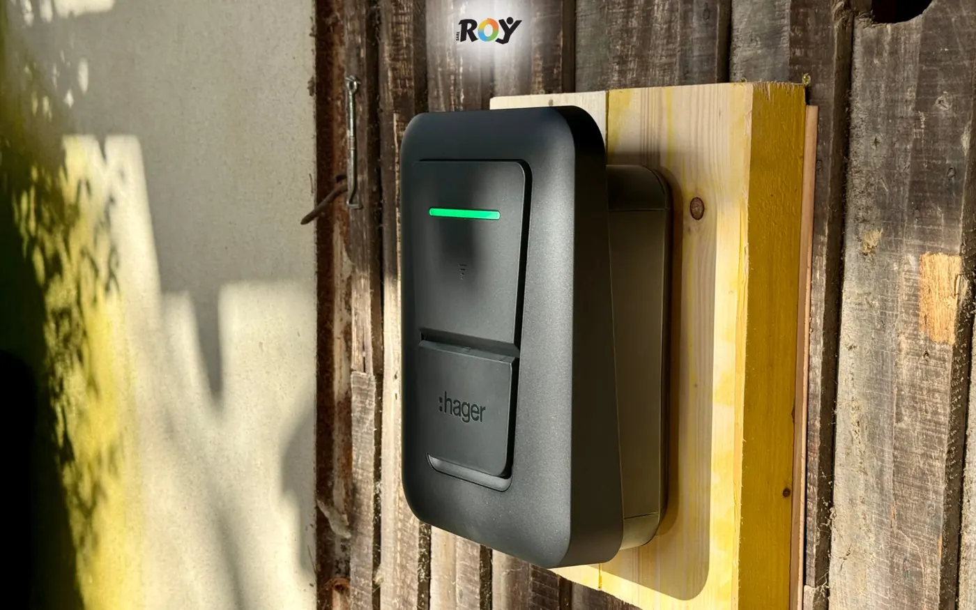 Borne de recharge murale posée par ROY HABITAT à Azay-sur-Thouet (79)