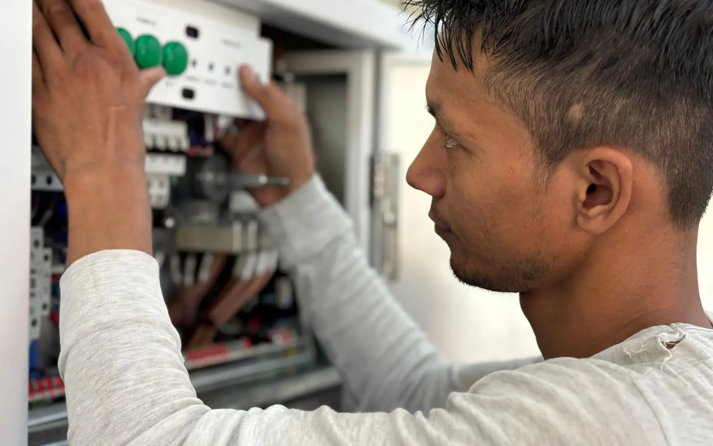 Électricien intervenant sur un tableau électrique lors d'une rénovation