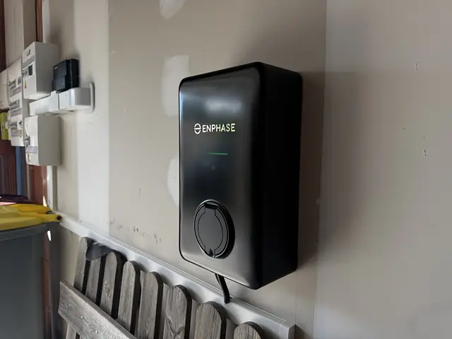 Borne de recharge murale à Aiffres (79), réalisé par ROY HABITAT