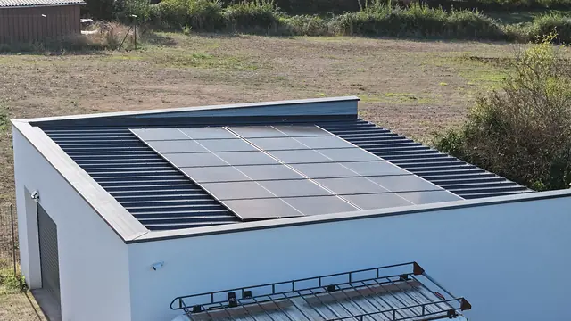 Panneaux solaires sur bac acier à Le Busseau (79), réalisé par ROY HABITAT