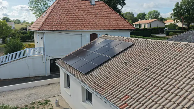 Installation photovoltaïque en toiture à Saint-Aubin-le-Cloud (79), réalisé par ROY HABITAT