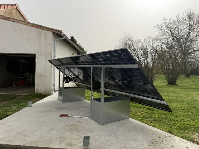 Installation solaire au sol, 2 kWc à Saurais (79), réalisé par ROY HABITAT