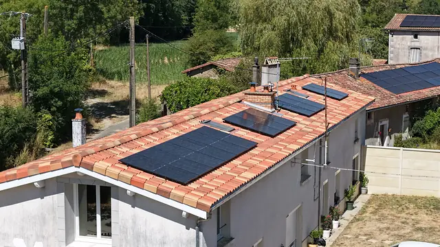 Panneaux solaires en trois champs à Pougne-Hérisson (79), réalisé par ROY HABITAT