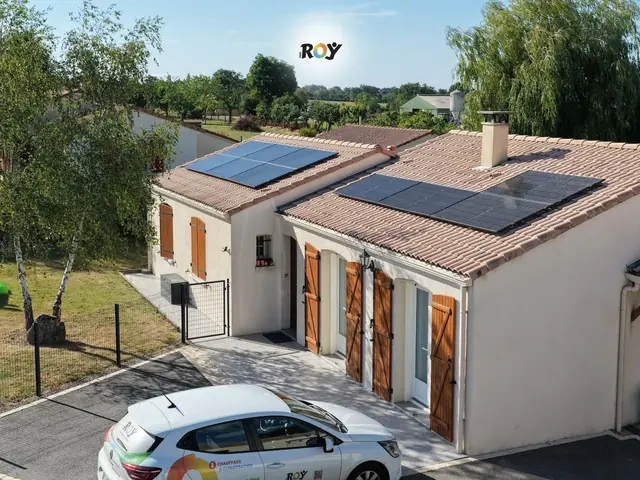 Installation photovoltaïque à Viennay (79), réalisé par ROY HABITAT — vue 1