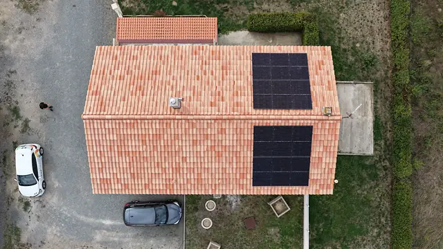 Panneaux solaires sur deux pans à Viennay (79), réalisé par ROY HABITAT