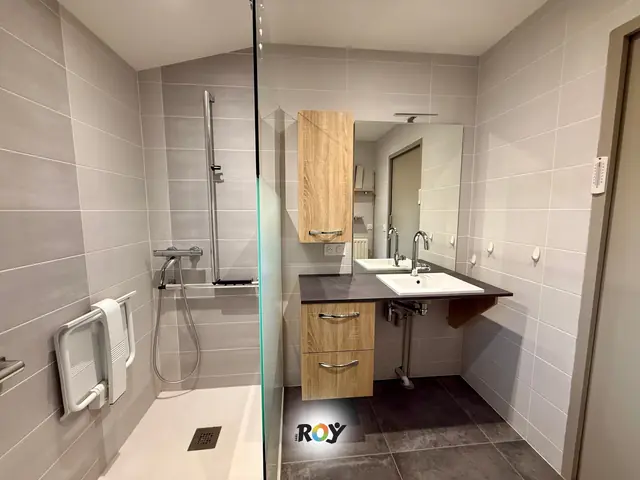 Faïence et sol carrelé, salle de bain adaptée, posé par nos carreleurs — Saint-Pardoux-Soutiers (79)