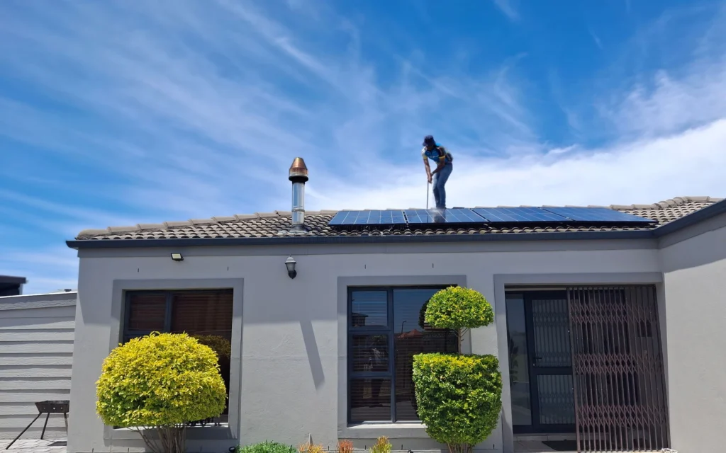 Maison résidentielle équipée de panneaux solaires sous un ciel bleu