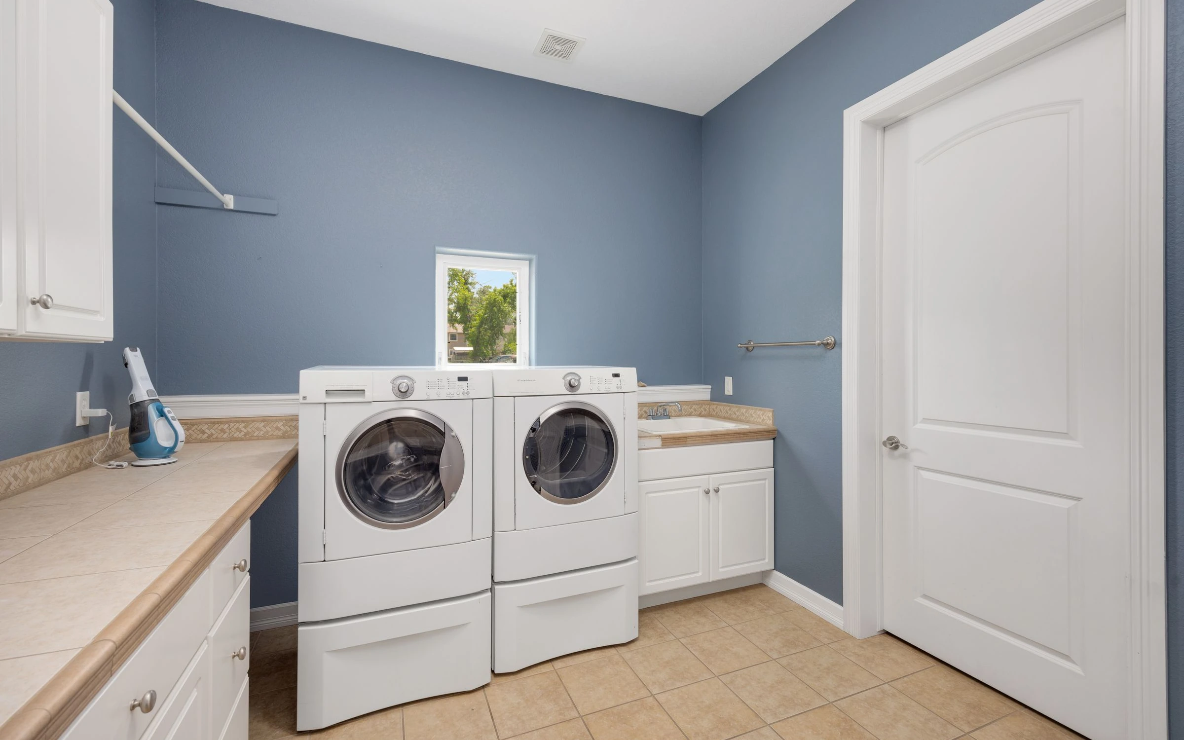 Buanderie moderne avec lave-linge et sèche-linge