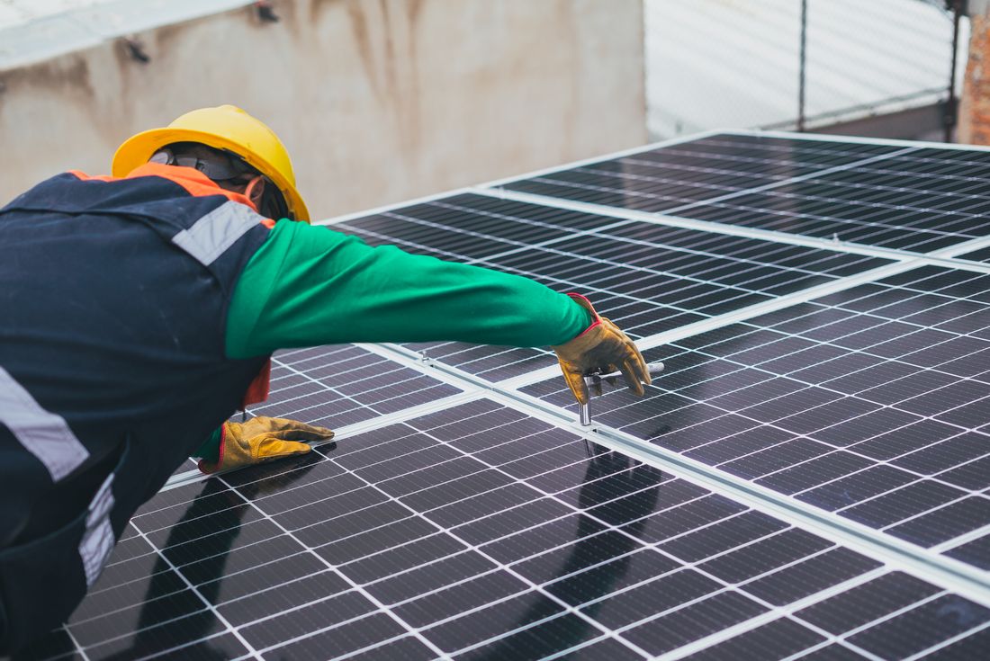 Technicien ROY HABITAT installant des panneaux solaires en Deux-Sèvres