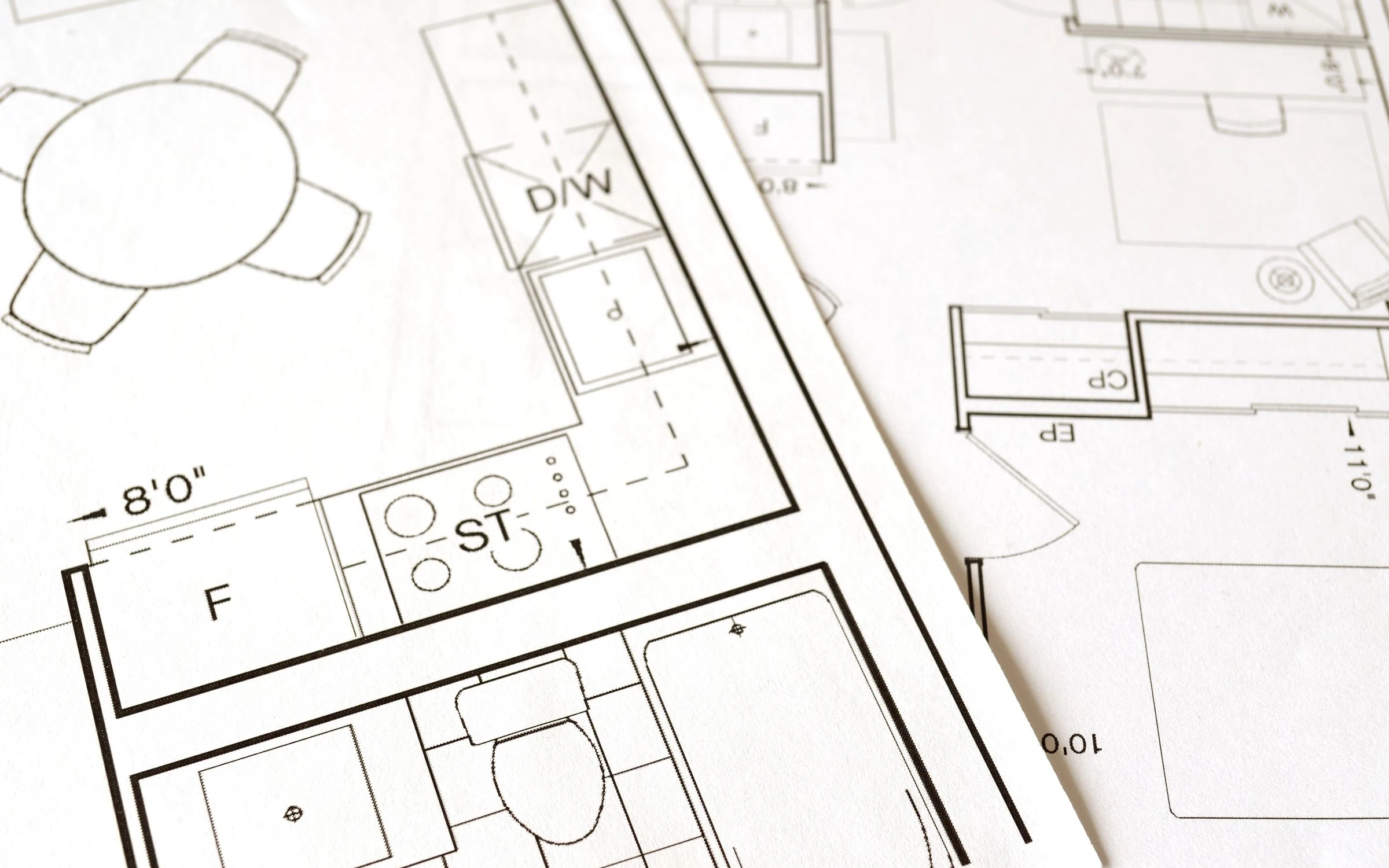 Plan d'architecte coté d'une maison, posé sur un bureau