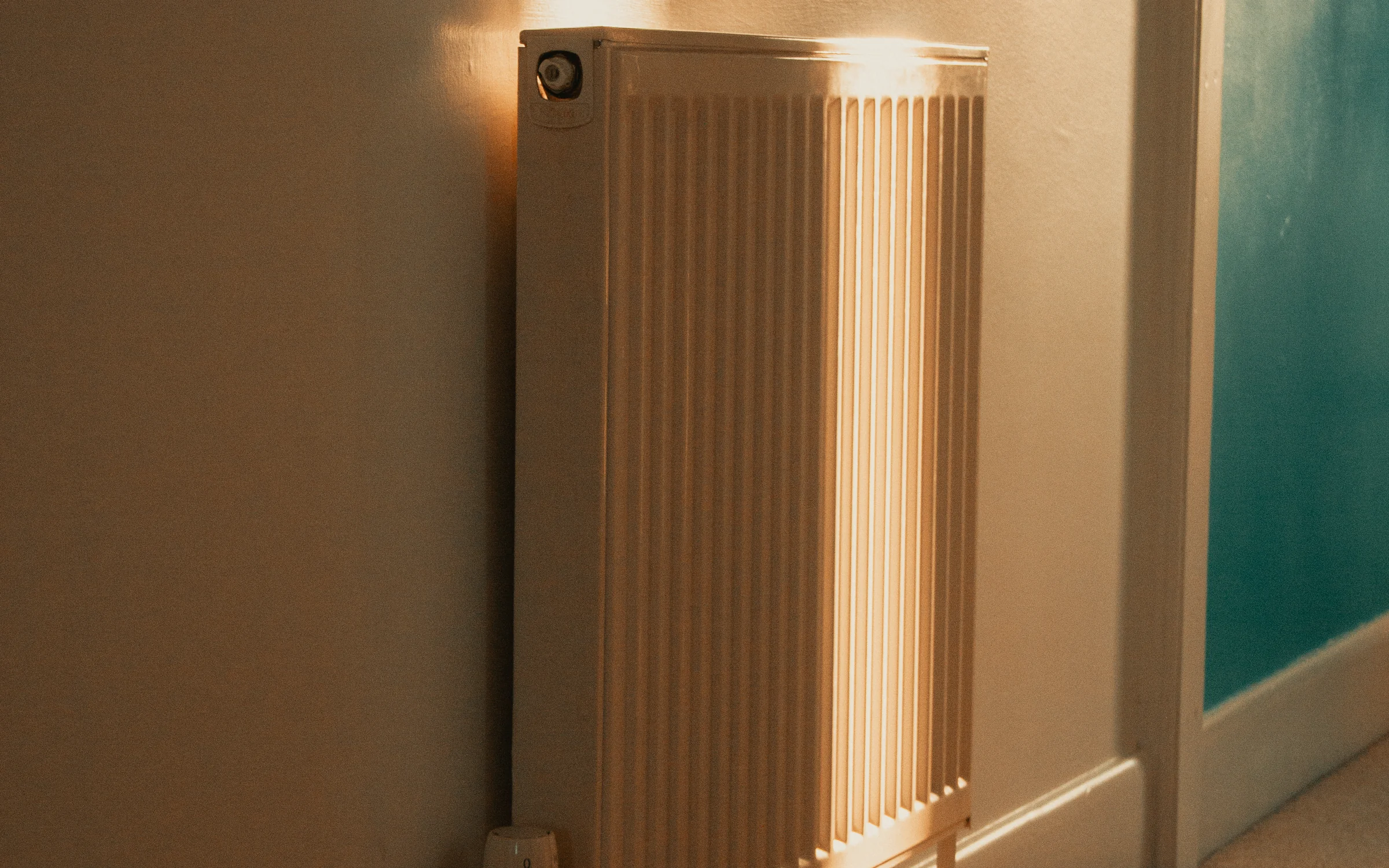 Radiateur blanc mural baigné de lumière dans un intérieur