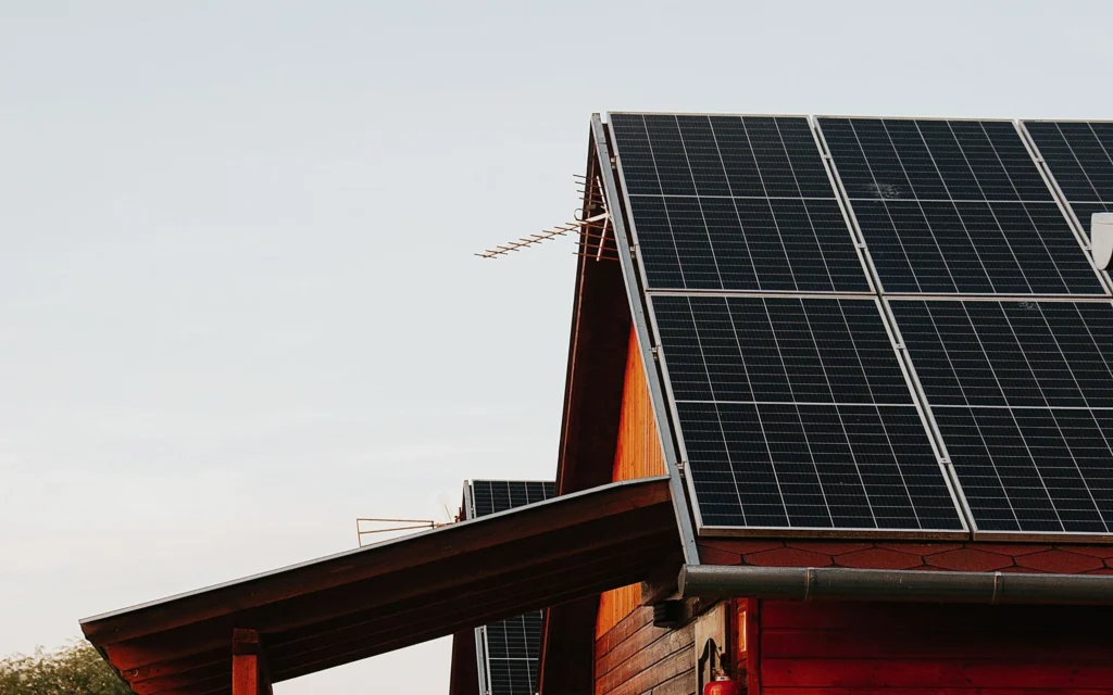 Maison autonome : jusqu&rsquo;où peut-on aller avec le photovoltaïque ?