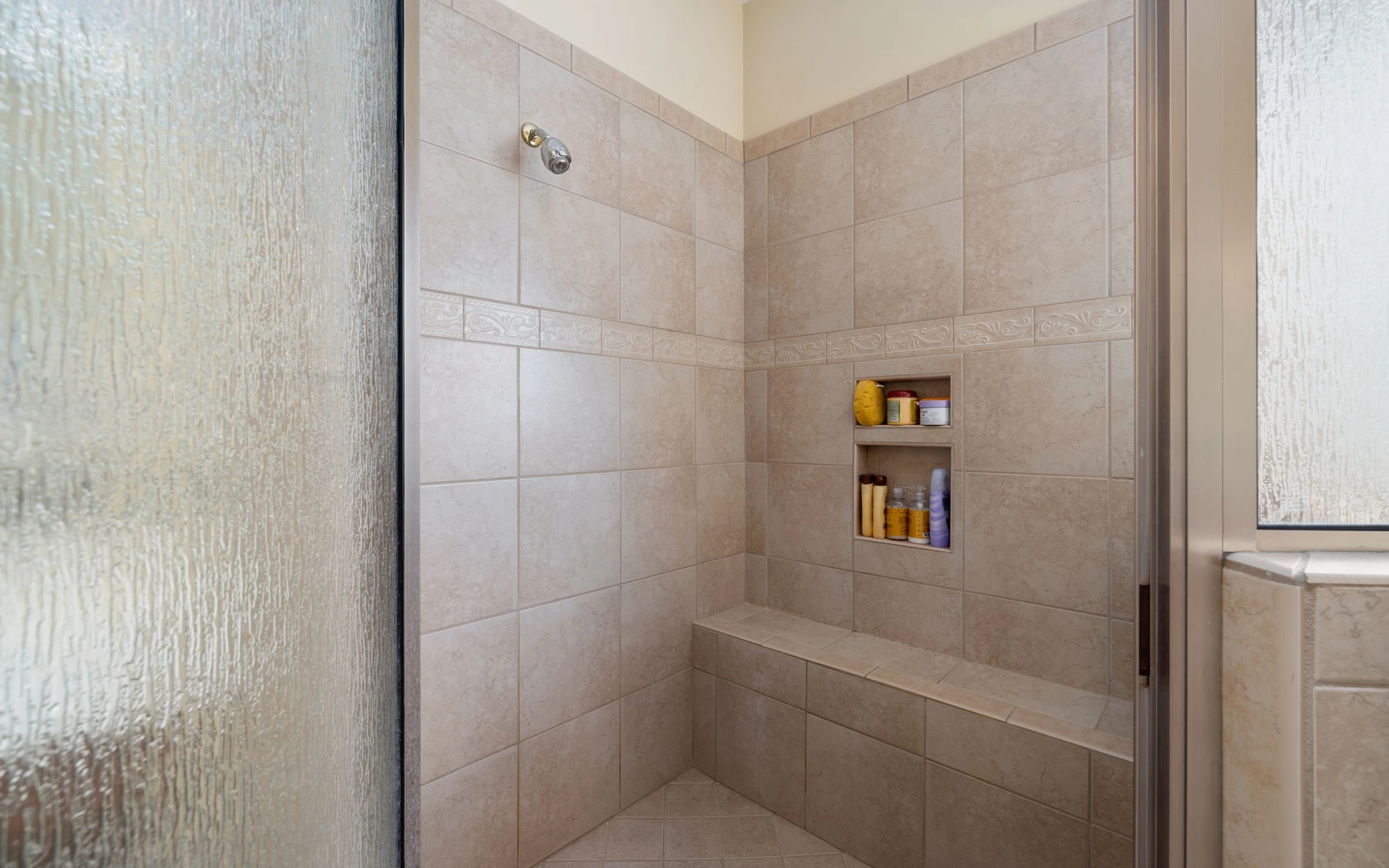 Douche de plain-pied avec siège intégré — adaptation de la salle de bain financée par MaPrimeAdapt'