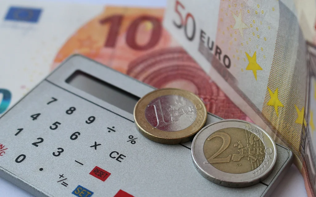 Calculatrice, billets et pièces en euros — estimation de l'aide MaPrimeRénov' 2026