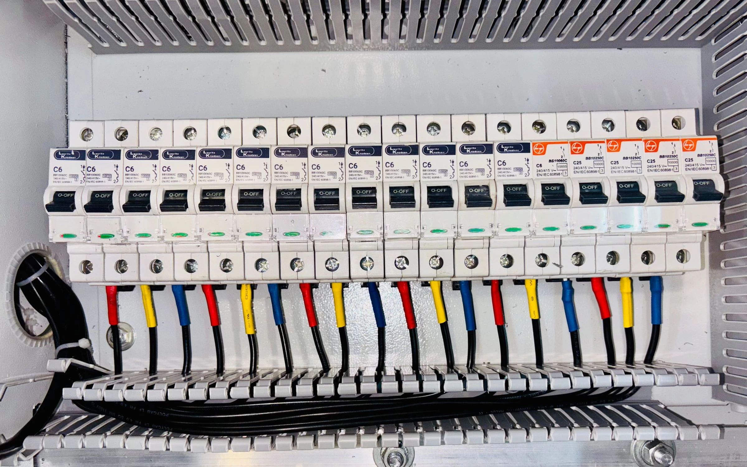 Tableau électrique conforme avec disjoncteurs et câblage soigné