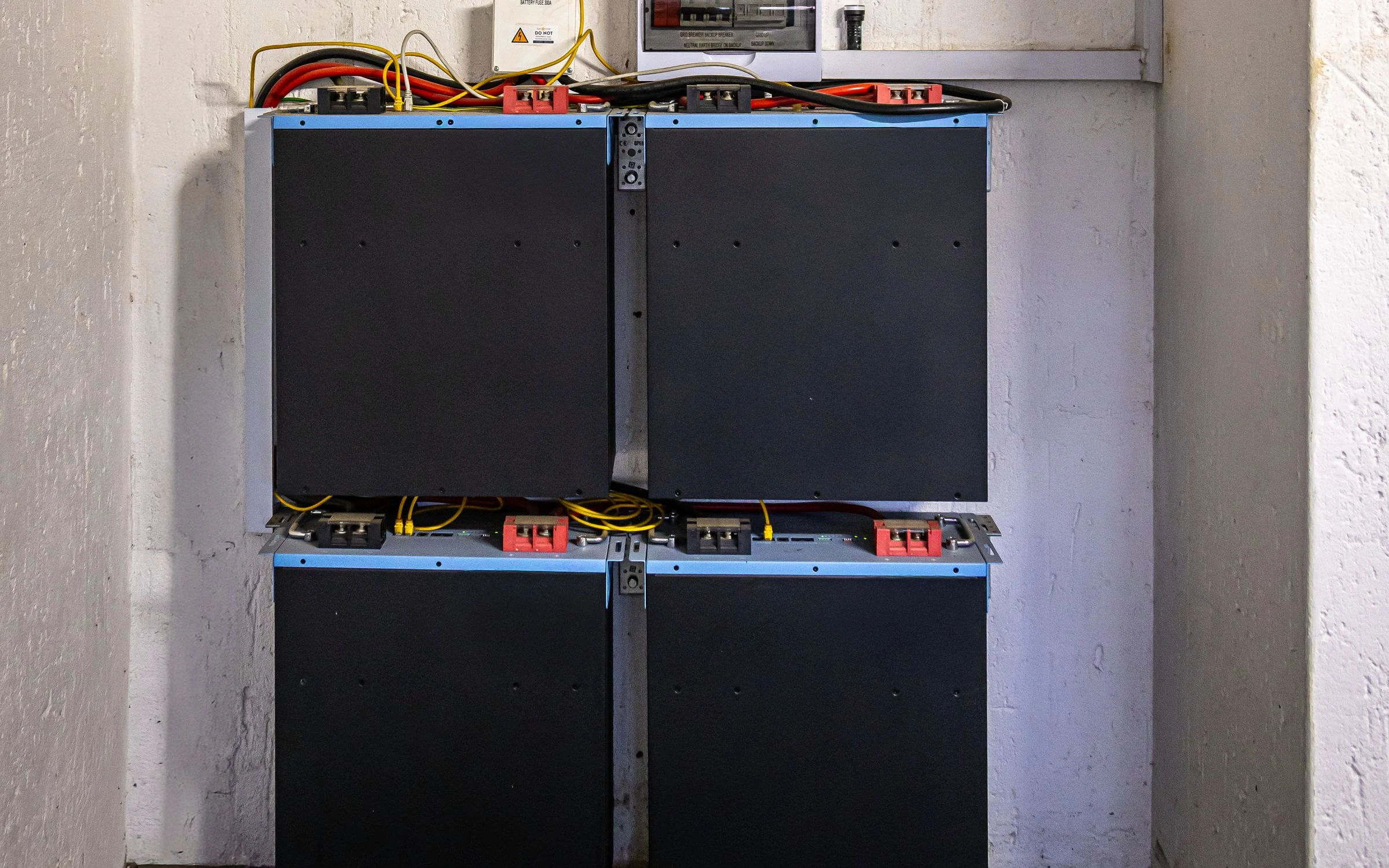 Modules de batterie de stockage solaire installés sur un mur
