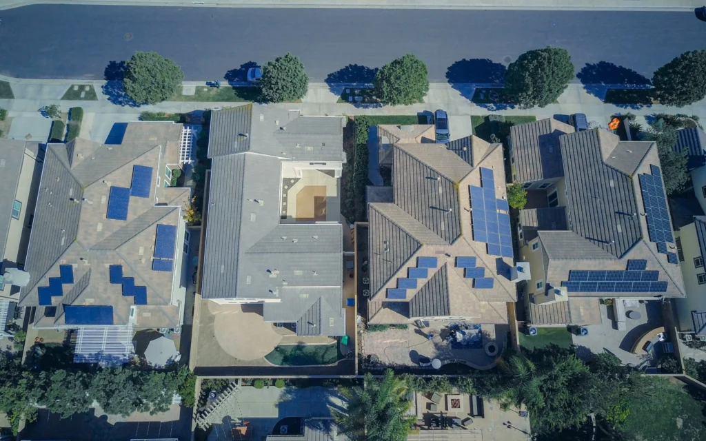 Vue aérienne d'un quartier résidentiel équipé de panneaux solaires, Deux-Sèvres