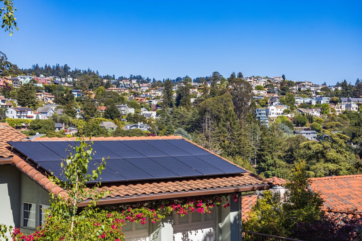 12 idées reçues sur les panneaux solaires (et ce que nous voyons sur le terrain)