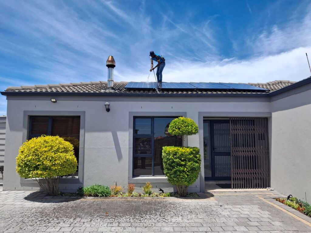 Panneaux photovoltaïques sur le toit d'une maison résidentielle