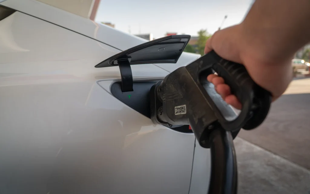 Photovoltaïque et voiture électrique : peut-on vraiment rouler au soleil ?