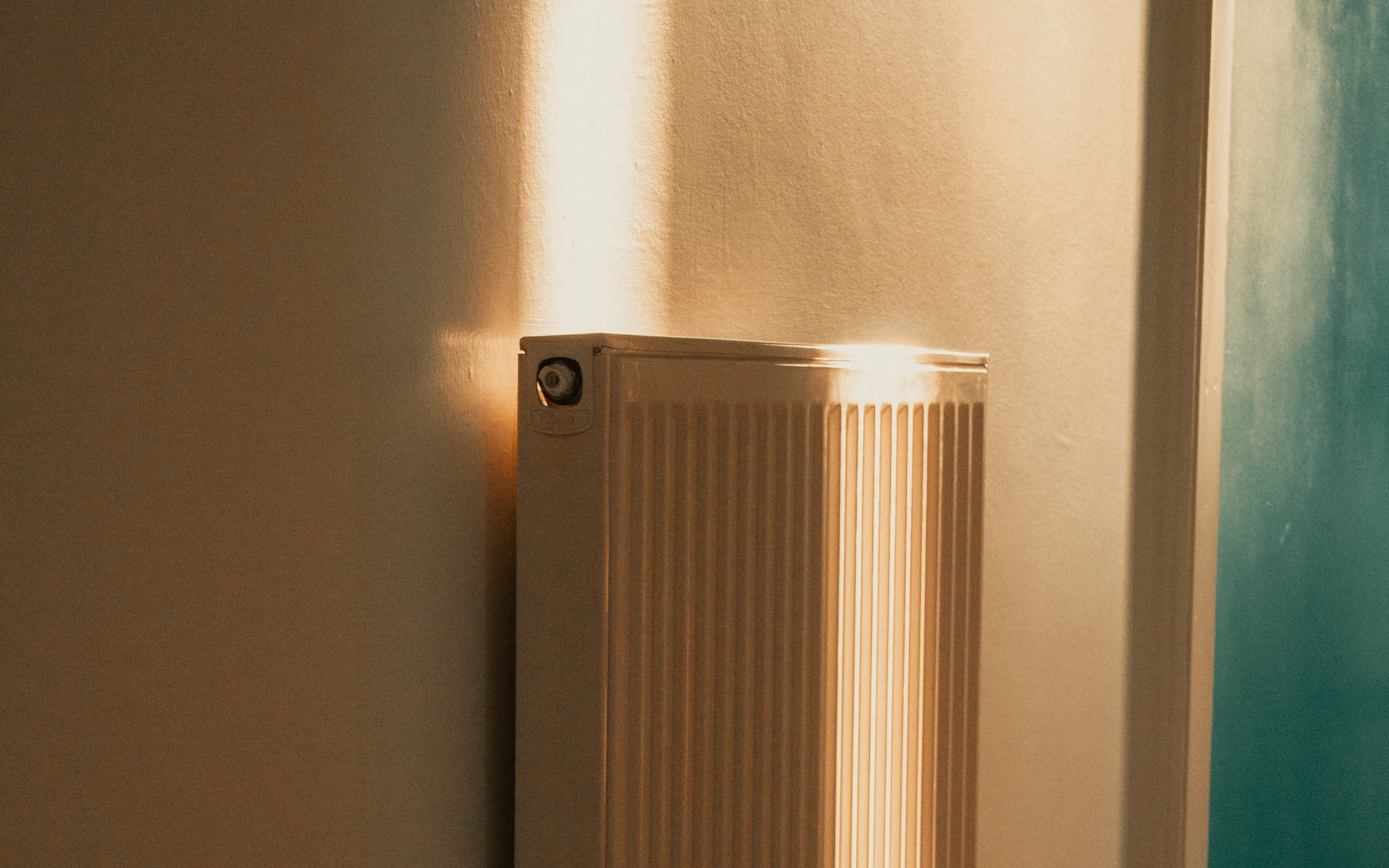 Radiateur baigné d'une lumière chaude dans une maison