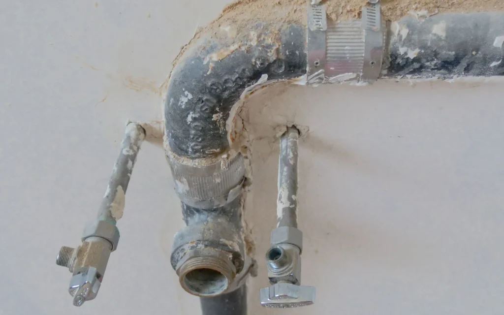 Rénover la plomberie d&rsquo;une maison ancienne en Deux-Sèvres : ce qu&rsquo;il faut vérifier