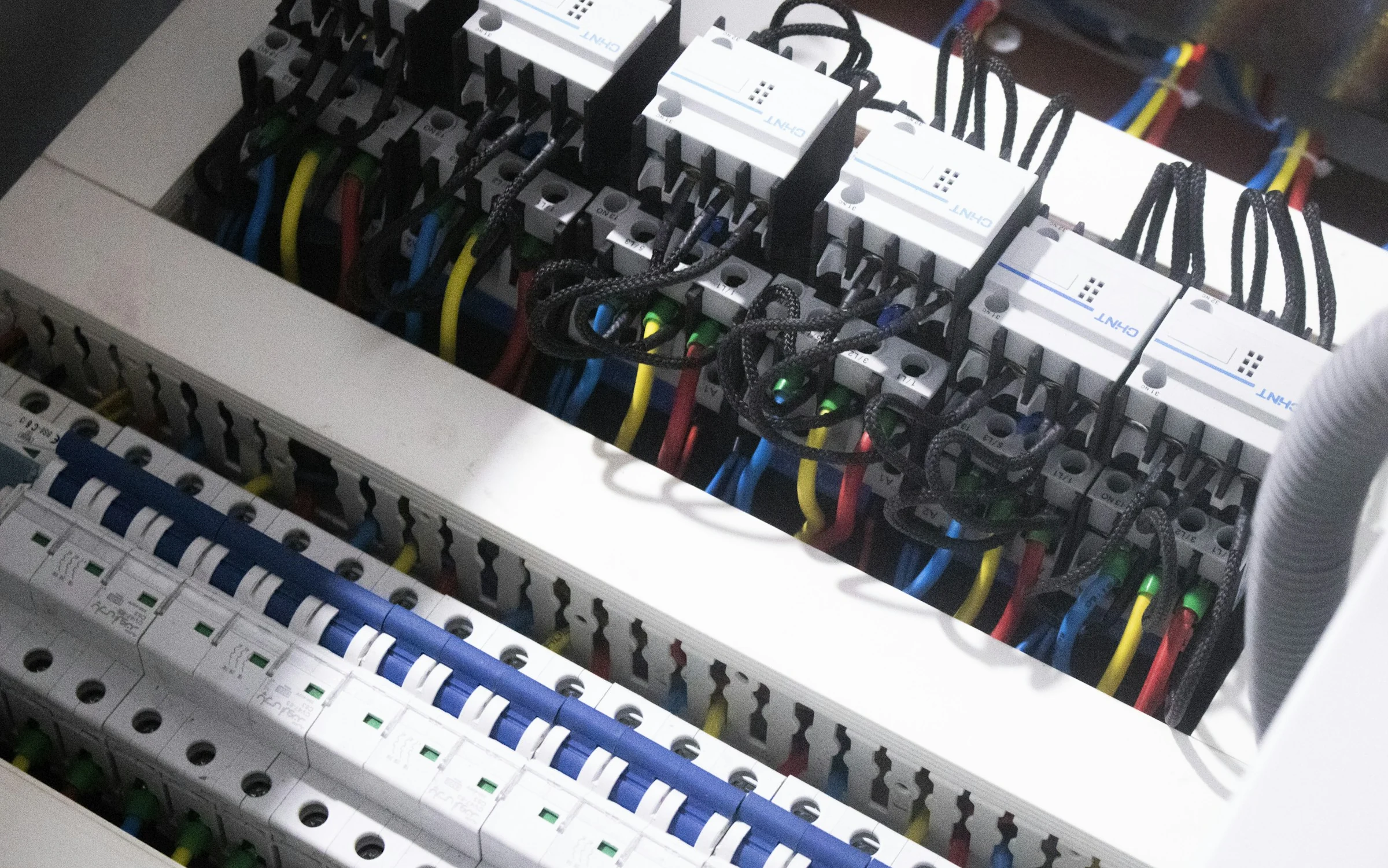 Tableau électrique modulaire avec disjoncteurs et différentiels sur rail DIN
