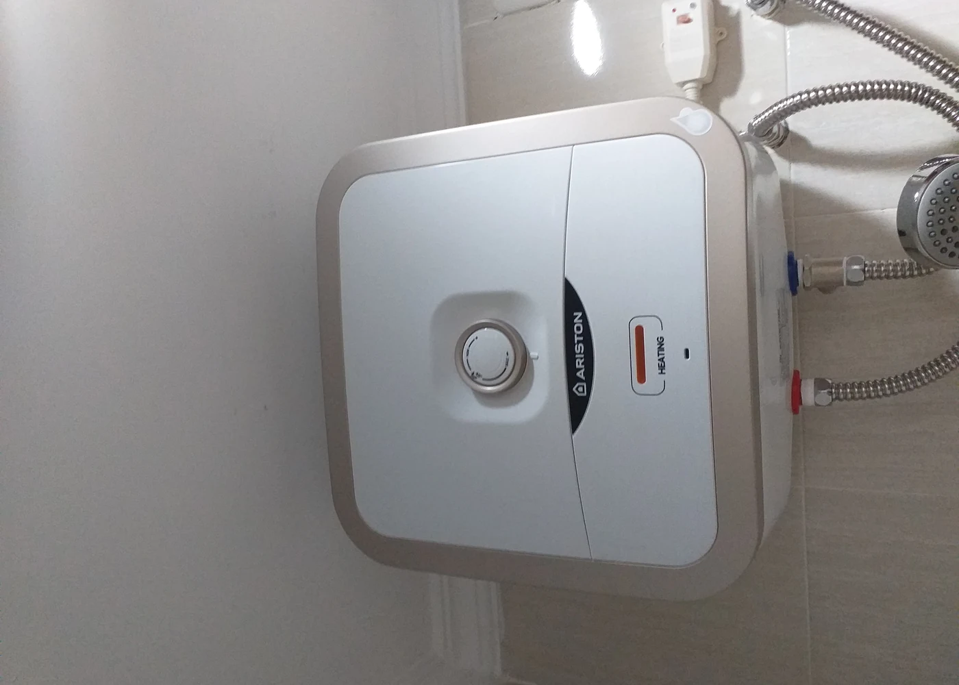 Chauffe-eau électrique mural avec ses raccordements — localiser le groupe de sécurité