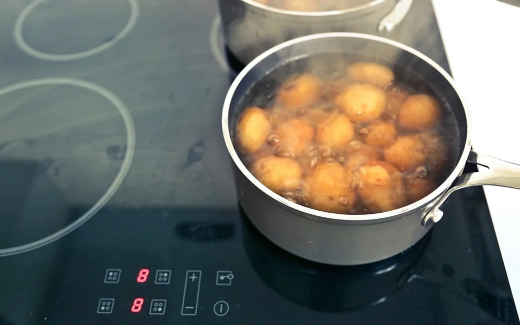 Casseroles sur une plaque de cuisson à induction — comprendre la puissance et la consommation des appareils électriques