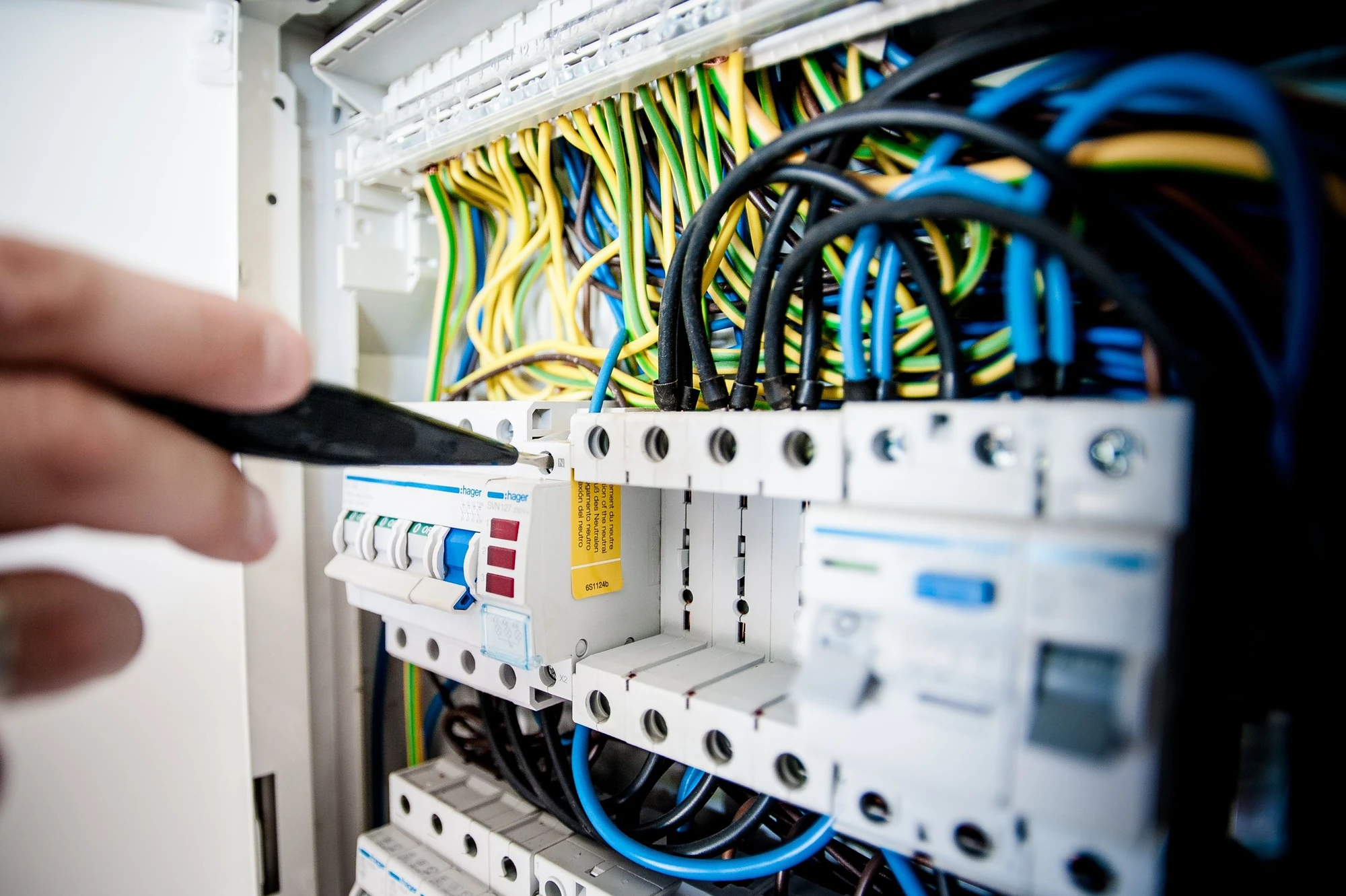 Électricien travaillant sur un tableau électrique — attestation de conformité Consuel