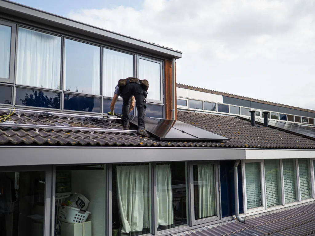 Technicien installant des panneaux solaires sur une toiture — démarches photovoltaïques