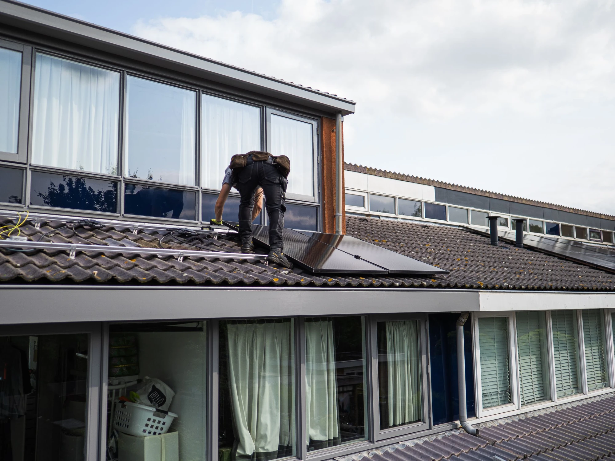 Technicien installant des panneaux solaires sur une toiture — démarches photovoltaïques