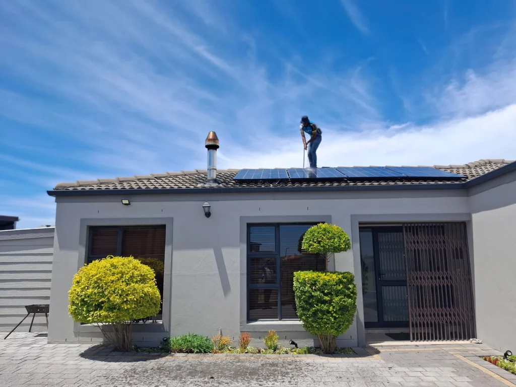 Installation de panneaux solaires sur le toit d'une maison — travaux de rénovation énergétique finançables par l'éco-PTZ
