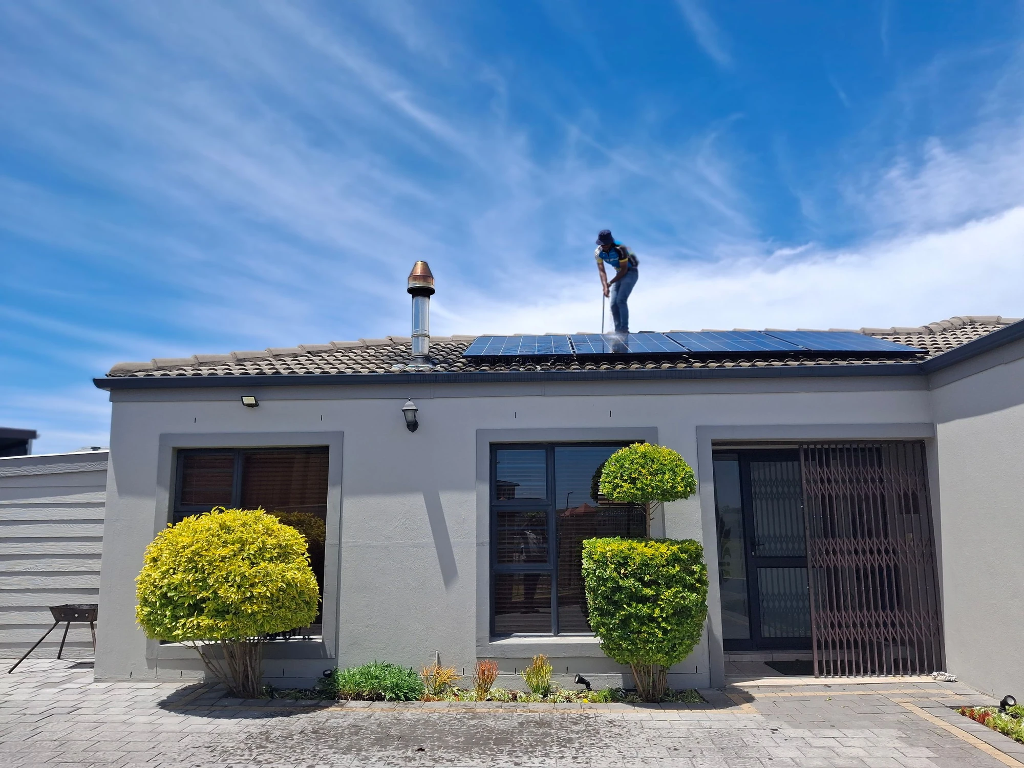 Installation de panneaux solaires sur le toit d'une maison — travaux de rénovation énergétique finançables par l'éco-PTZ