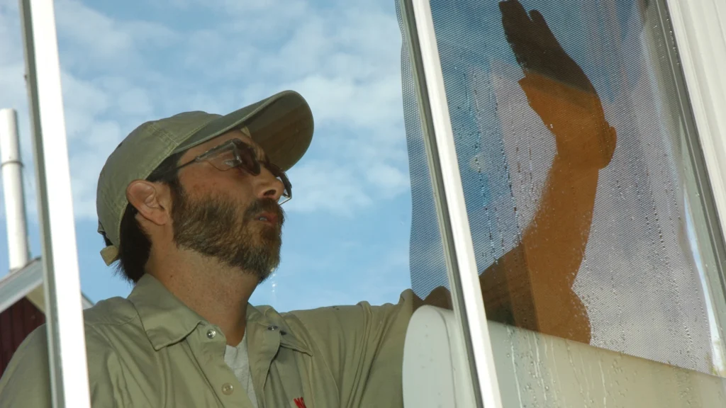 Pose d'un film solaire anti-chaleur sur un vitrage par un professionnel