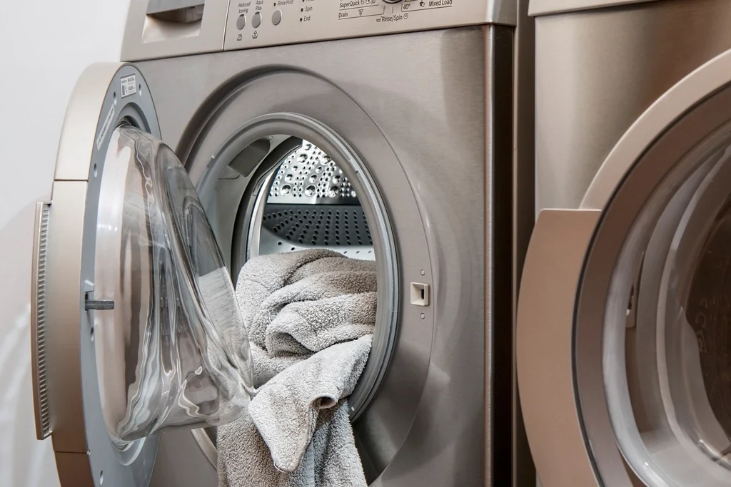 Lave-linge en fonctionnement : la chauffe de l'eau représente 80 à 90 % de l'énergie du cycle