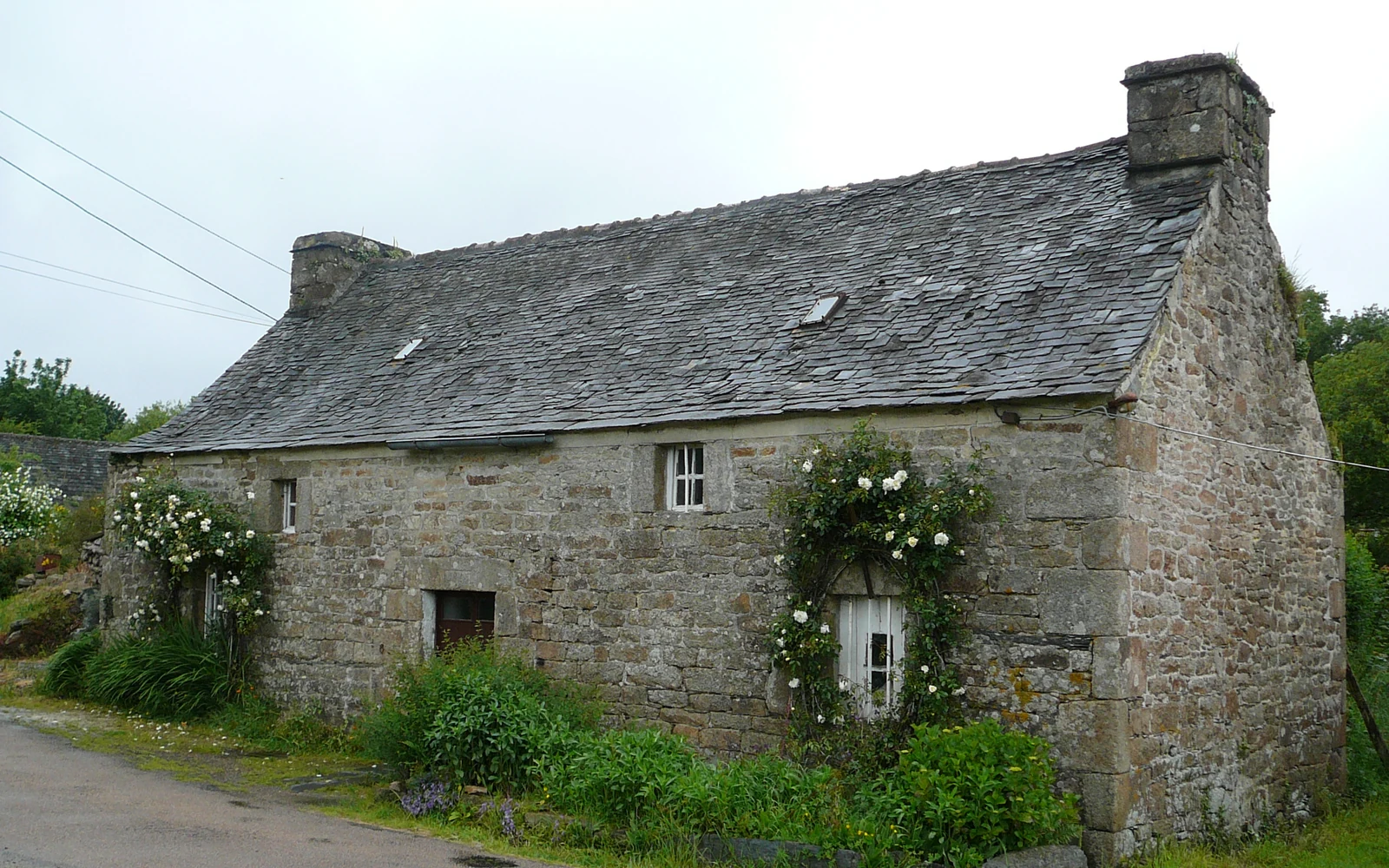 Longère traditionnelle en pierre avant rénovation