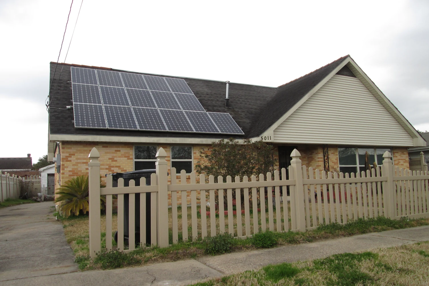 Maisons voisines équipées de panneaux solaires en toiture
