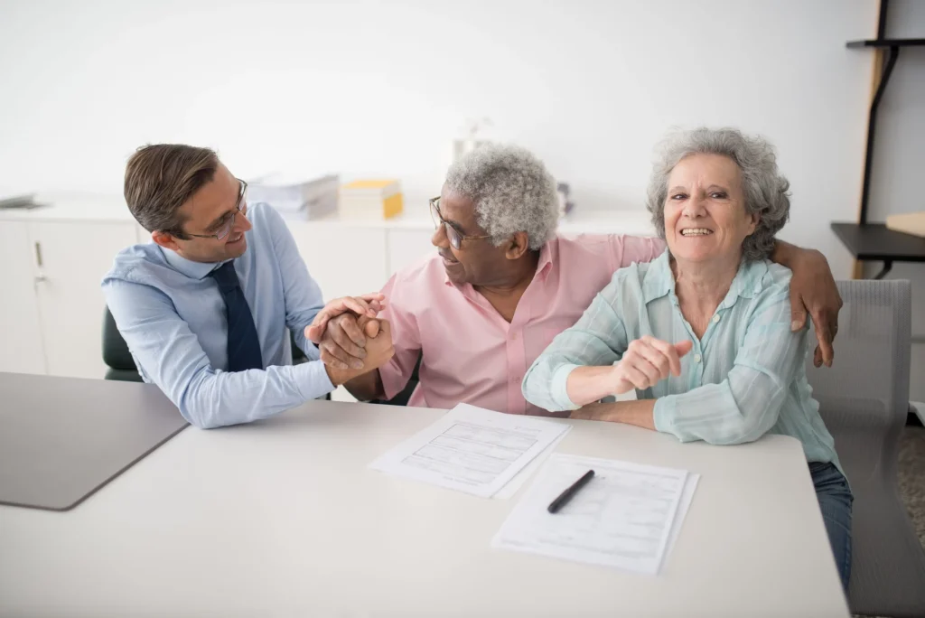 Un conseiller accompagne un couple dans son projet de rénovation — Mon Accompagnateur Rénov'