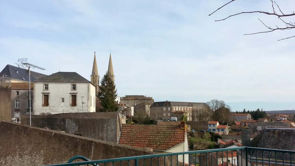 Radon en Deux-Sèvres — toits de Mauléon dans le bocage granitique du nord du département