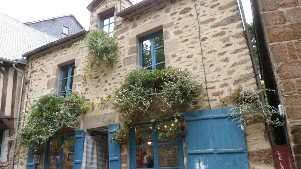 Maison aux volets fermés protégée du soleil en été — rafraîchir sa maison sans climatisation