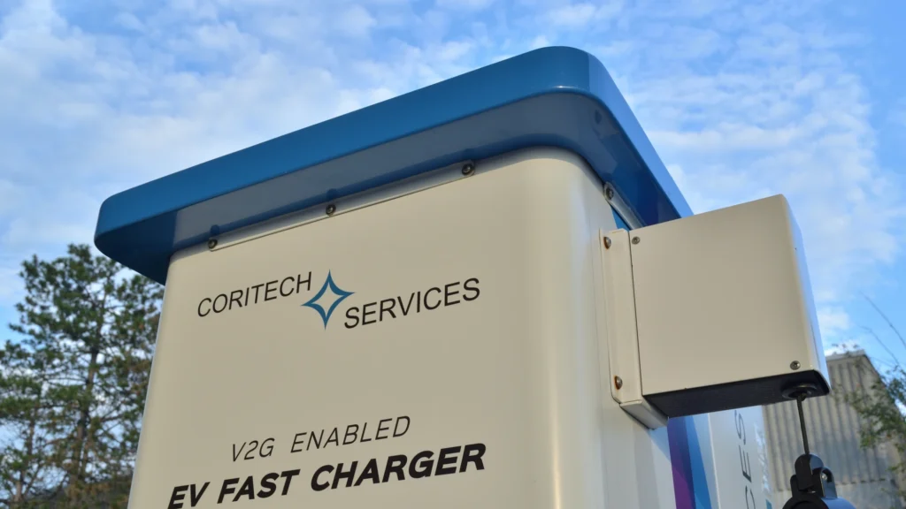 Voiture électrique en recharge rapide sur une borne, temps de trajet et vitesse