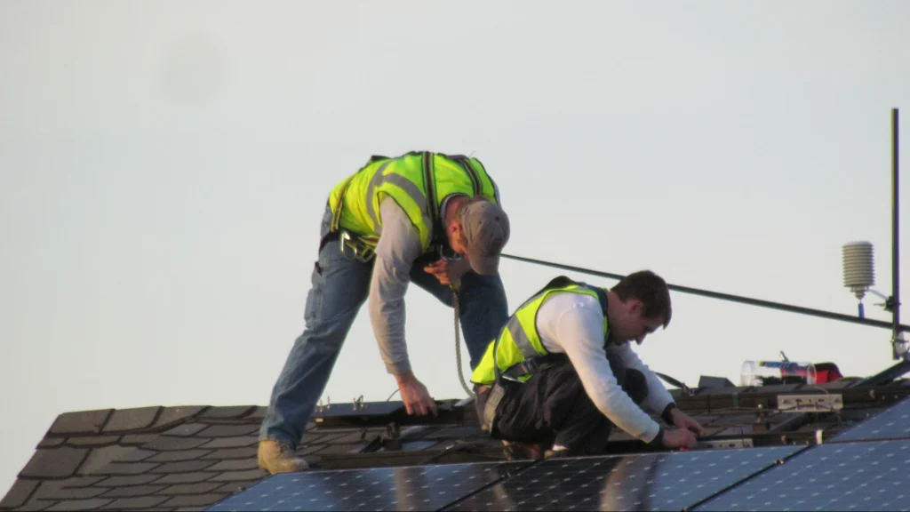 Panneaux photovoltaïques sur une toiture résidentielle — valoriser le surplus solaire