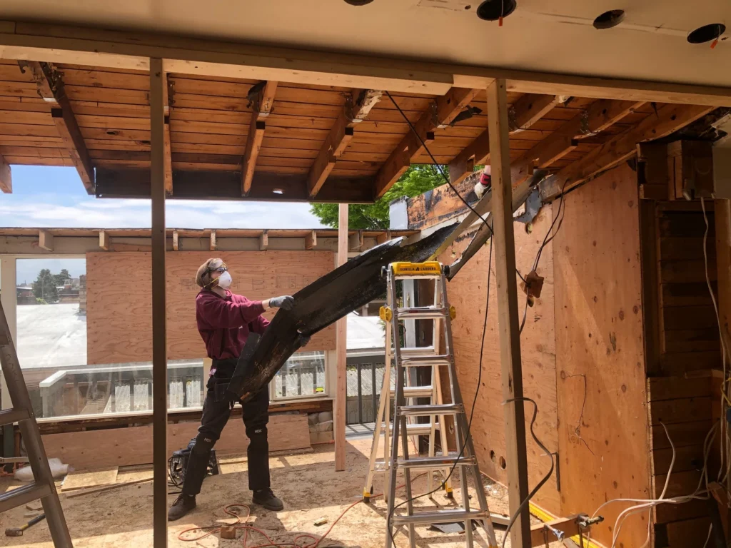 Artisan RGE en pleine rénovation énergétique — travaux facturés avec la TVA à 5,5 %