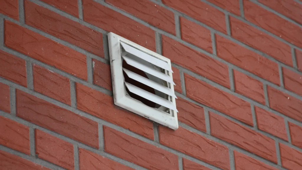 Bouche de rejet d'une ventilation mécanique contrôlée en façade