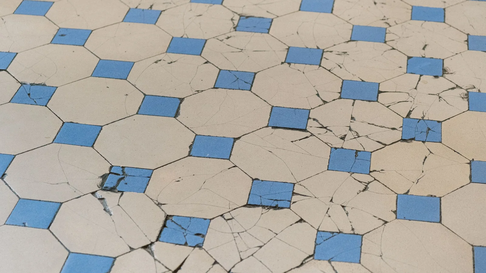 Carrelage ancien fissuré : les fissures passent d'un carreau à l'autre